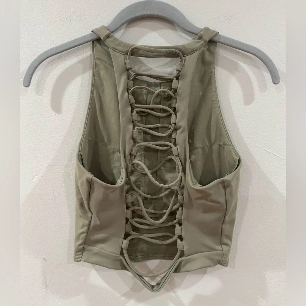 alo yoga movement sports bra size M